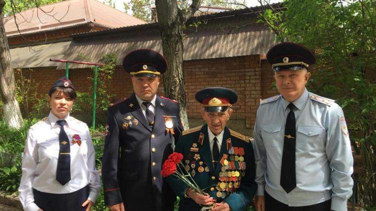 Ставропольские полицейские поздравили ветеранов с Днём Победы