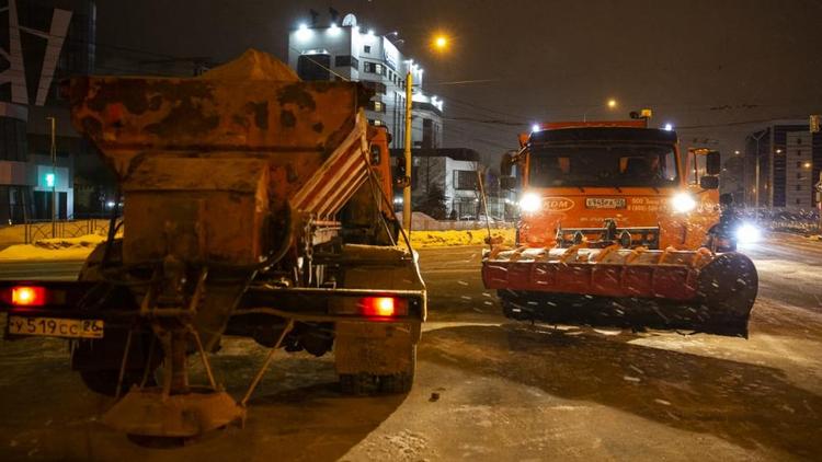 В Ставрополе расчищают снег 127 единиц техники