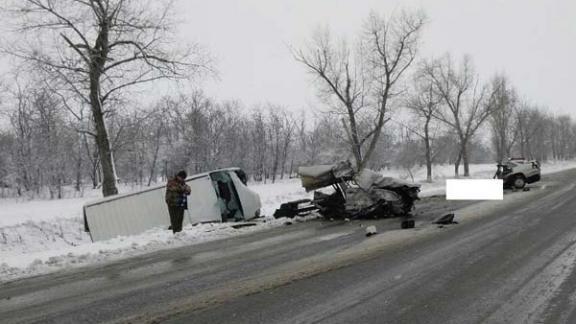 Один человек погиб и двое пострадали в лобовом столкновении маршрутки с ВАЗ-2115 на Ставрополье