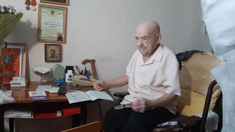 Герой Советского Союза Андрей Титенко проголосовал на Ставрополье на дому