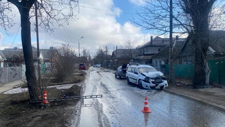 Автомобиль врезался в дерево на улице Пятигорска