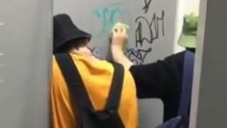В Ставрополе подростков заставили смывать граффити со стенок лифта