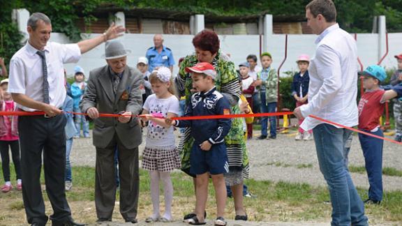 Юные жители Невинномысска получили в подарок спортивно-игровую площадку