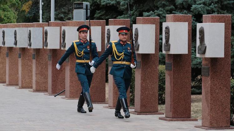 В Ставрополе аллею Почётных граждан пополнили два пилона