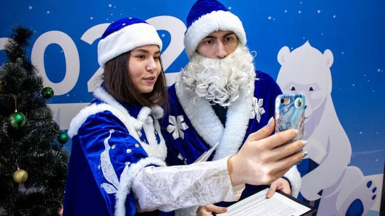 Волонтёры в костюмах Деда Мороза и Снегурочки поздравили жителей Ставрополья