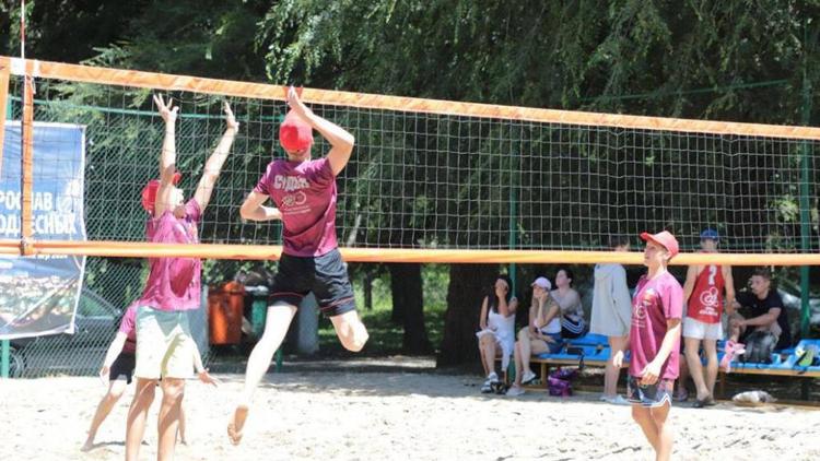 В Пятигорске открытый турнир по пляжному волейболу собрал 37 команд