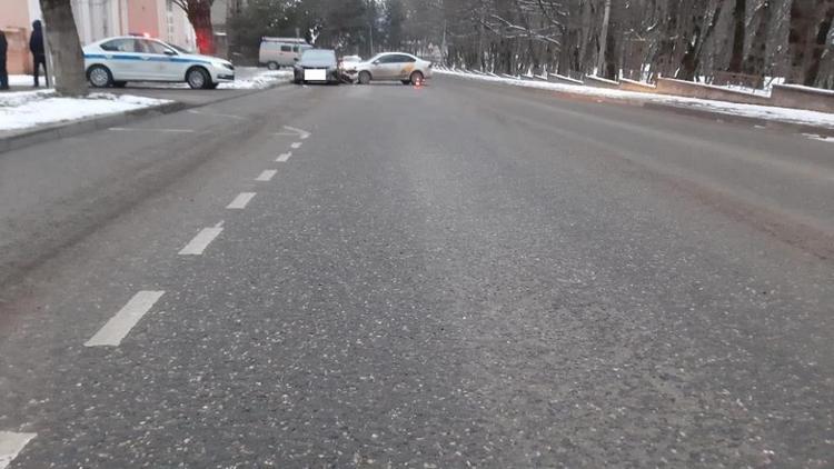 Водитель иномарки не справился с управлением и врезался в припаркованное авто в Железноводске