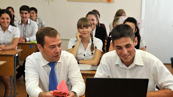 Президент Медведев открыл кадетское училище в Ставрополе и побывал в школе