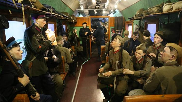 На железнодорожном вокзале Ставрополя начал работу Музей на колёсах «Поезд Победы»