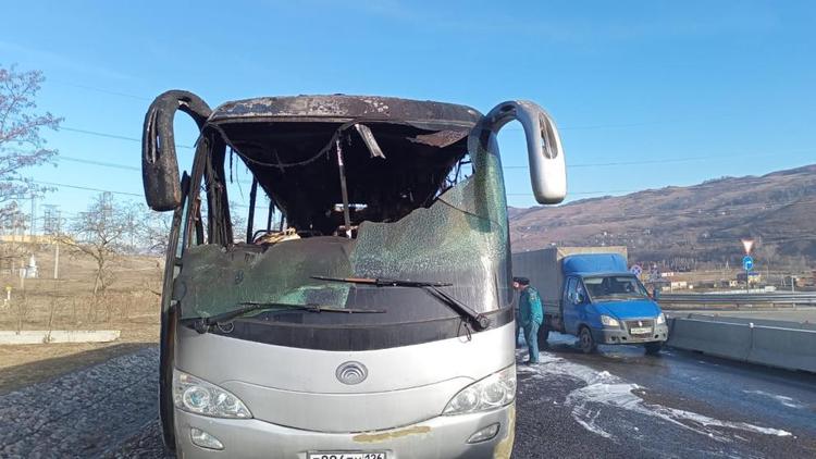 На въезде в Кисловодск сгорел экскурсионный автобус