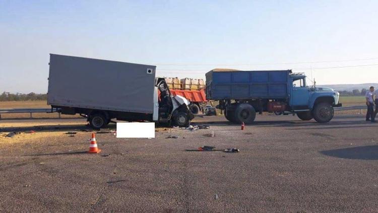 В Георгиевском ГО столкнулись два грузовика, погиб водитель