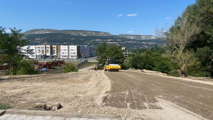 Остановку и подъездную дорогу обустроят у новой школы в Кисловодске