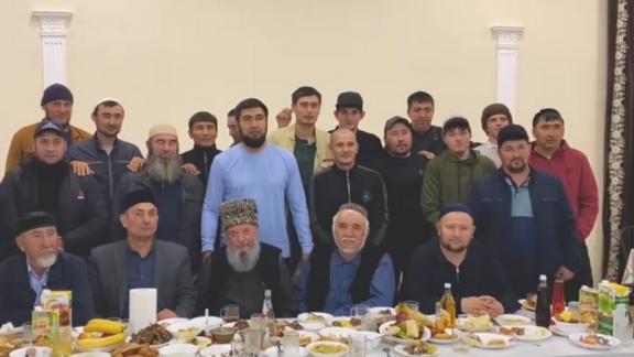 На Ставрополье в месяц Рамадан мусульмане приходят на молитву и общий ифтар