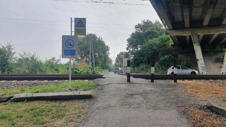 Скутерист в Новопавловске попал под поезд