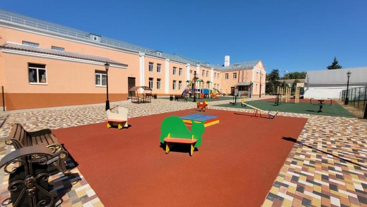 В селе Елизаветинском на Ставрополье обустроили детскую площадку