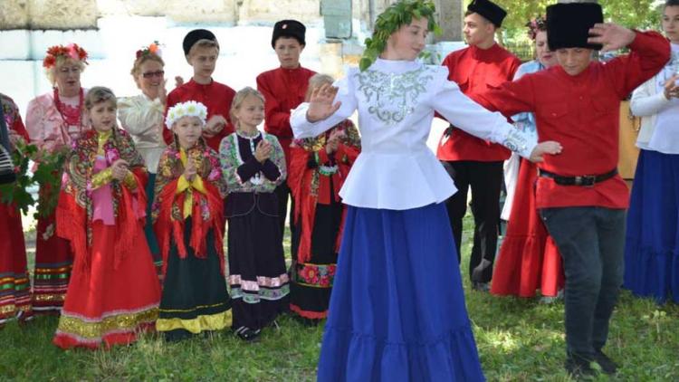 Жителей Александровского района развлекли фольклорным праздником