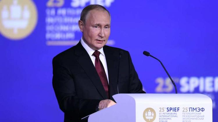 Владимир Путин поручил отменить большинство плановых проверок бизнеса