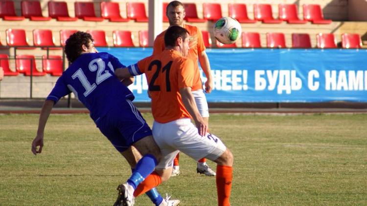 Лидеры футбольного первенства Ставрополья одержали очередные победы