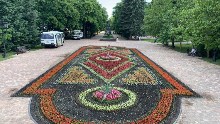 Самый большой цветник в крае представят в Ставрополе к параду Победы