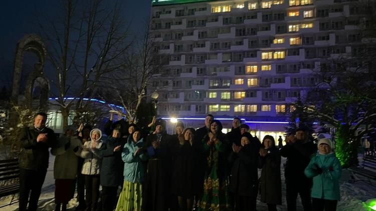 Отдыхающие Железноводска организовали патриотическую акцию в поддержку Вооружённых сил России