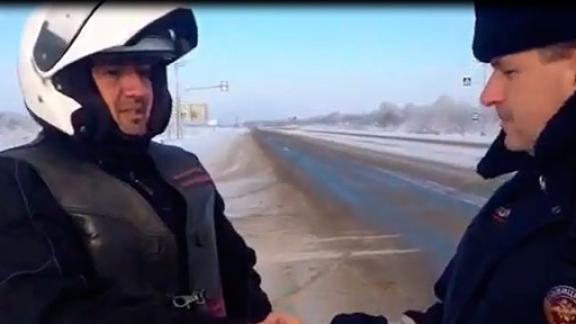 Ставропольские автоинспекторы оказали помощь французскому байкеру на зимней дороге