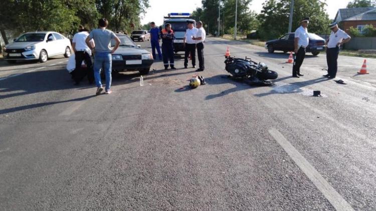 ВАЗ и мотоцикл не поделили дорогу в Дивном: один человек в реанимации