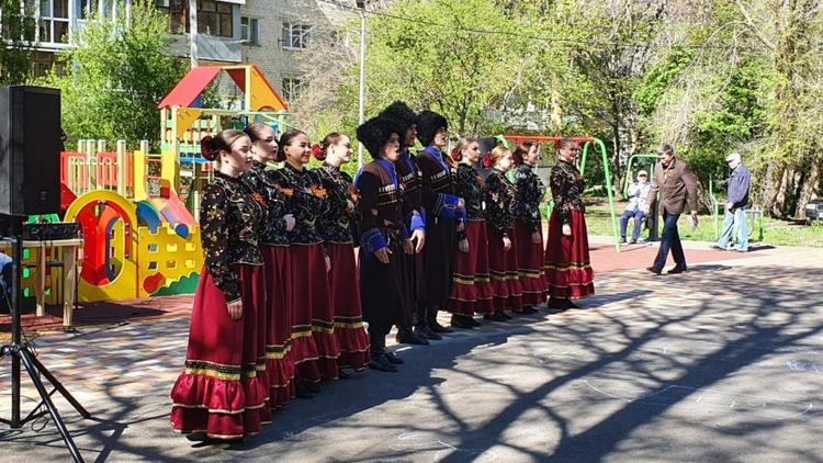 В Ставрополе во дворах ветеранов проводят концерты в преддверии Дня Победы
