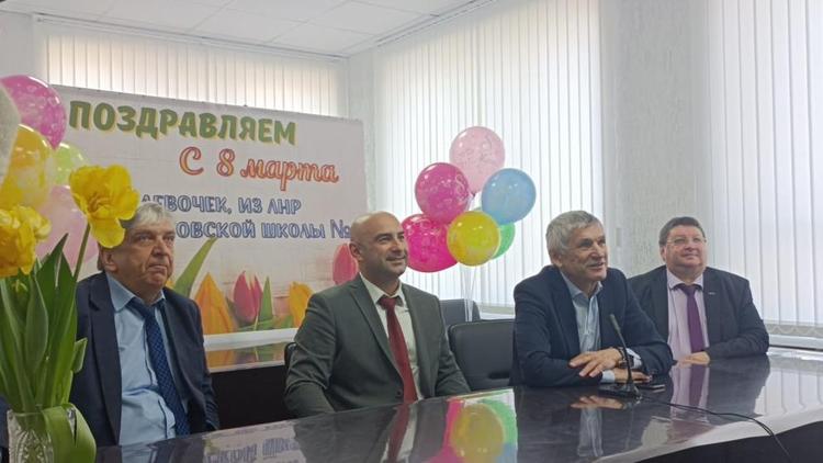 Педагоги Апанасенковского округа Ставрополья поздравили коллег из ЛНР