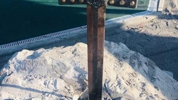 В Железноводске восстановят сломанный вандалами железный меч Бештау