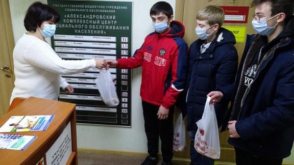 Молодые волонтёры села Александровского помогают пенсионерам в быту