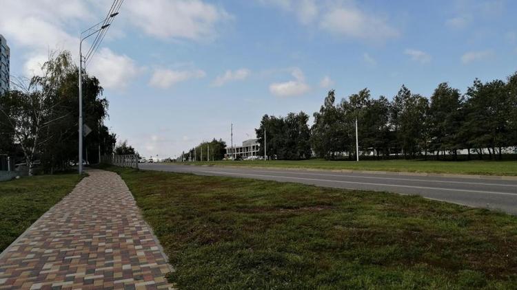 Новый тротуар укладывают в Ставрополе на улице Пригородной
