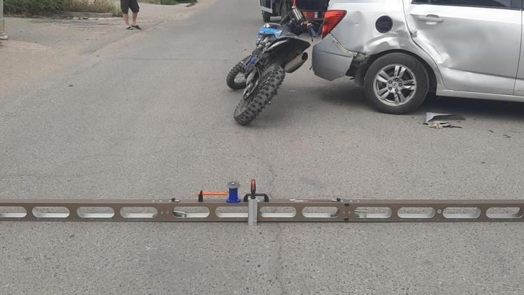 Мотоциклист без прав в Ессентуках получил перелом бедра в ДТП