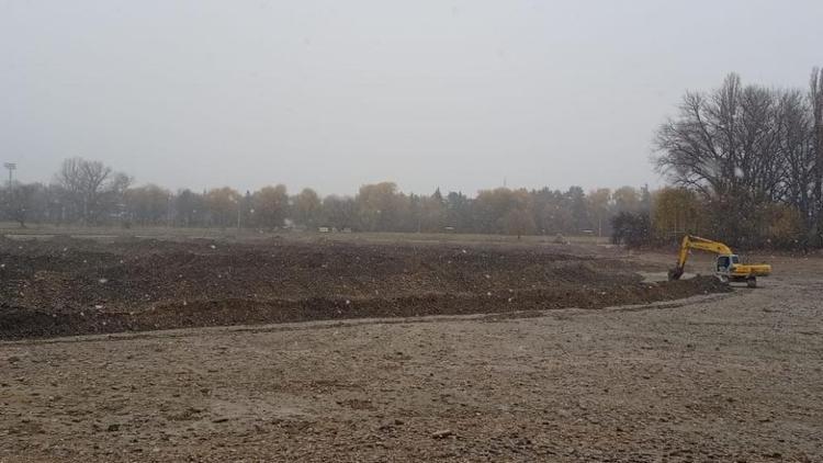 Очистка дна городского озера в Ессентуках завершится до конца года