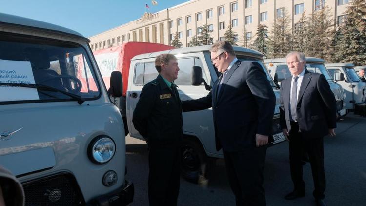 Губернатор Ставрополья передал 12 новых автомобилей лесным и егерским службам