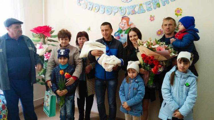 В Кировском округе необычно поздравили молодых мамочек