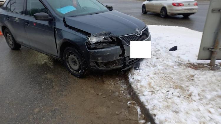 Неопытный водитель сбил дорожный знак в Ставрополе