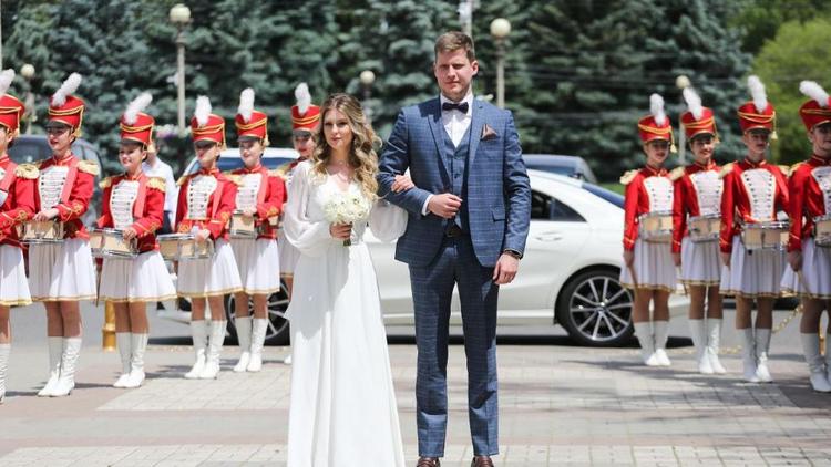 В Ставрополе торжественно открыли летний сезон свадеб