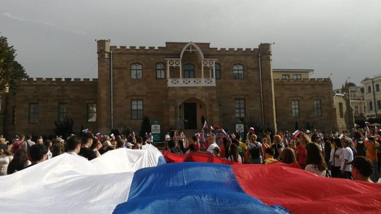 Шествие творческой молодёжи в День флага России прошло в Кисловодске