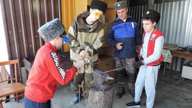На Ставрополье казак обучил молодёжь ковке металла