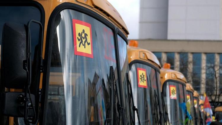 Три школы Предгорного округа получат новые школьные автобусы