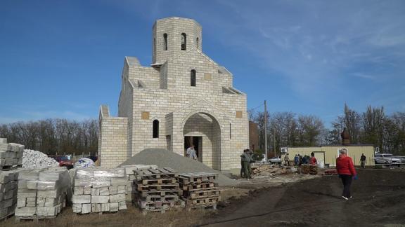 Субботник по благоустройству провели прихожане строящегося храма в Михайловске