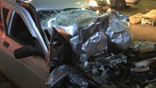 В Невинномысске в ДТП серьезно пострадали водитель и пассажир легковушки, врезавшейся в торговый павильон