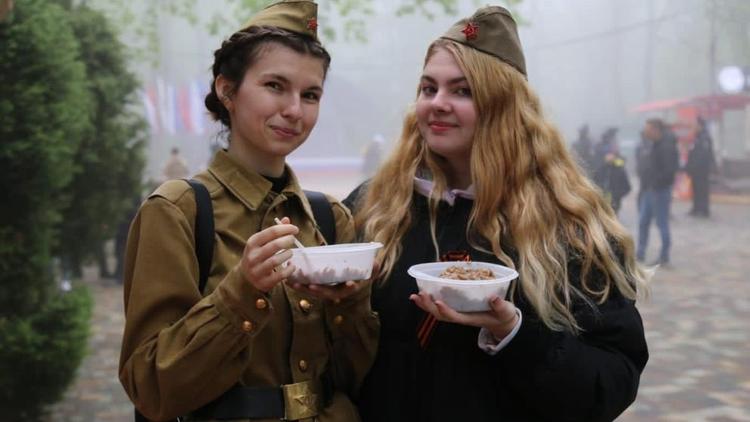 Сотрудники УФСИН в Ставрополе накормили солдатской кашей тысячу горожан