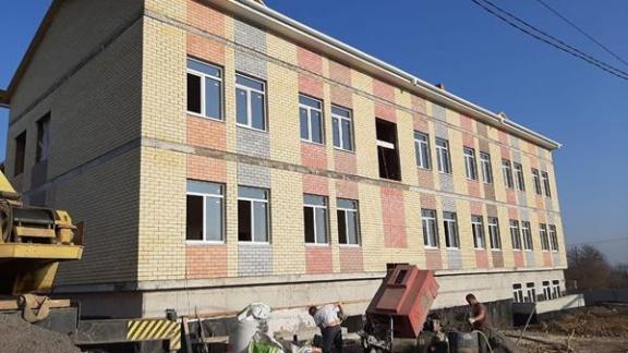 В селе Красноярском продолжается строительство школы на 170 учеников