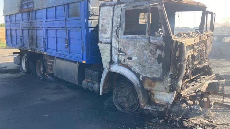 В ДТП на Ставрополье загорелись грузовик и внедорожник
