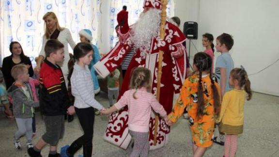 Пациентов детской городской больницы Невинномысска поздравили с Новым годом