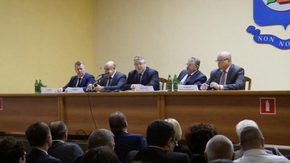 Губернатор Владимир Владимиров провёл встречу с главврачами медучреждений края
