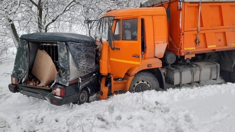 Легковушка протаранила грузовик на Ставрополье: 1 человек погиб