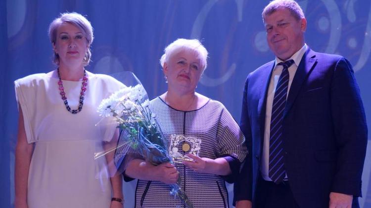 Педагог из Кочубеевского округа Ставрополья получила награду за верность и преданность профессии