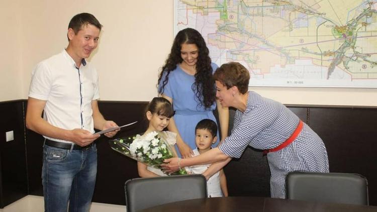 В Ипатовском округе Ставрополья поздравили участников программы по обеспечению доступным жильём